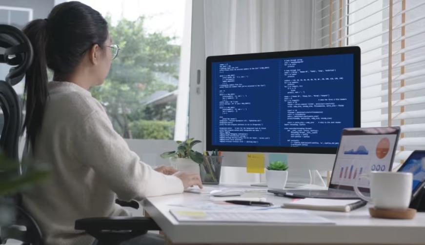 绿园区软件开发公司实战建议：网站赋能，为何必须接入支持机器人？